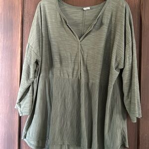 Cute olive green ladies top. Size 14/16w.